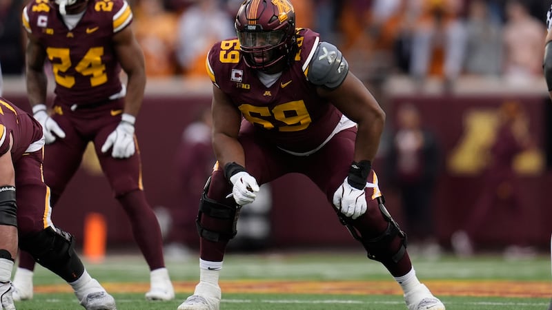 Minnesota offensive lineman Aireontae Ersery (69) lines up for play during the first half of...
