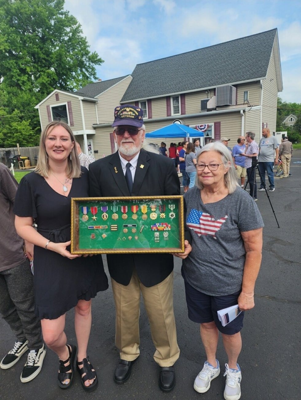 Steve Kilde presents medals to family of Frank Mebs.